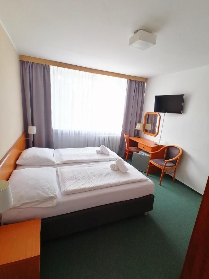 Horsky Hotel Jelenovska S Bazenem V Cene Валашске-Клобоуки Экстерьер фото