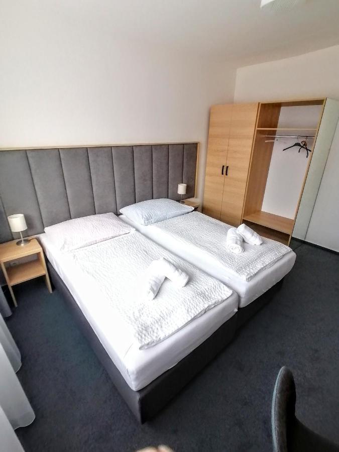 Horsky Hotel Jelenovska S Bazenem V Cene Валашске-Клобоуки Экстерьер фото