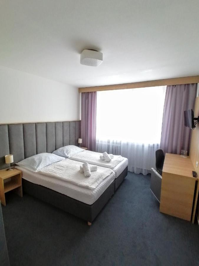 Horsky Hotel Jelenovska S Bazenem V Cene Валашске-Клобоуки Экстерьер фото