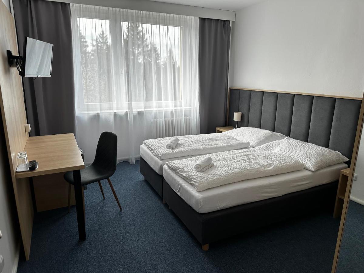 Horsky Hotel Jelenovska S Bazenem V Cene Валашске-Клобоуки Экстерьер фото