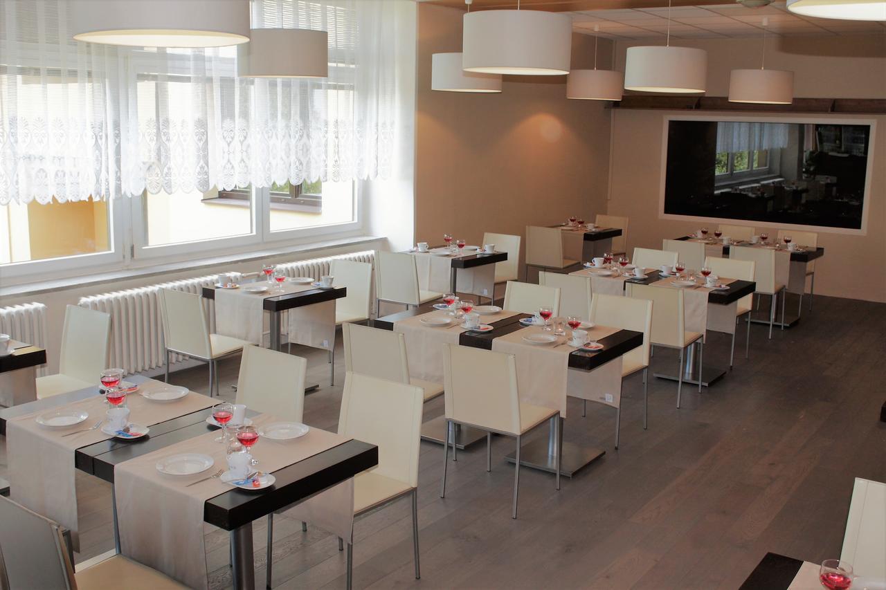 Horsky Hotel Jelenovska S Bazenem V Cene Валашске-Клобоуки Экстерьер фото