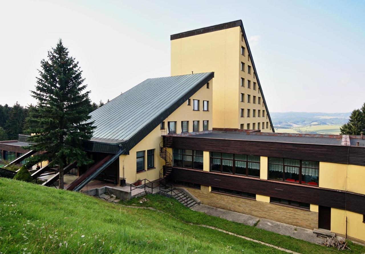 Horsky Hotel Jelenovska S Bazenem V Cene Валашске-Клобоуки Экстерьер фото