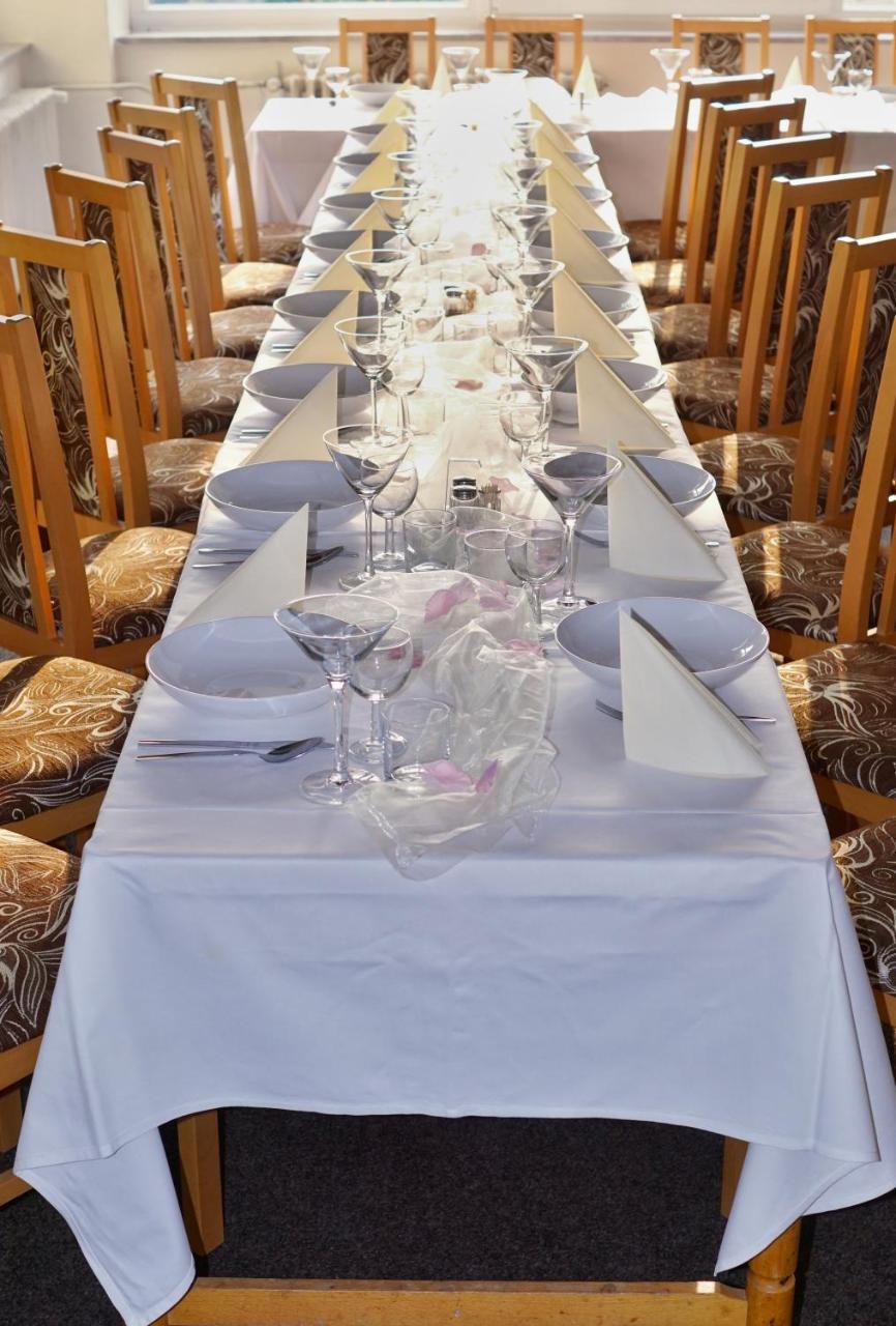 Horsky Hotel Jelenovska S Bazenem V Cene Валашске-Клобоуки Экстерьер фото