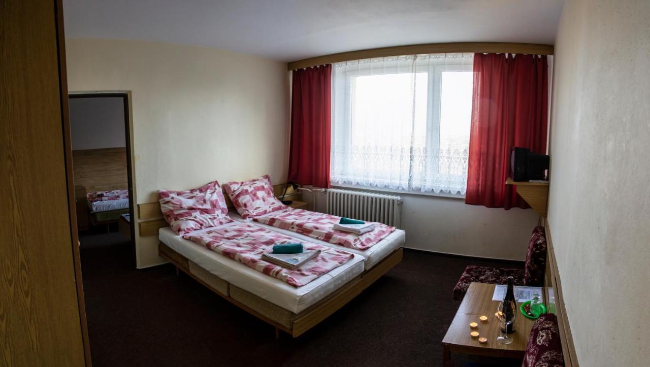 Horsky Hotel Jelenovska S Bazenem V Cene Валашске-Клобоуки Экстерьер фото