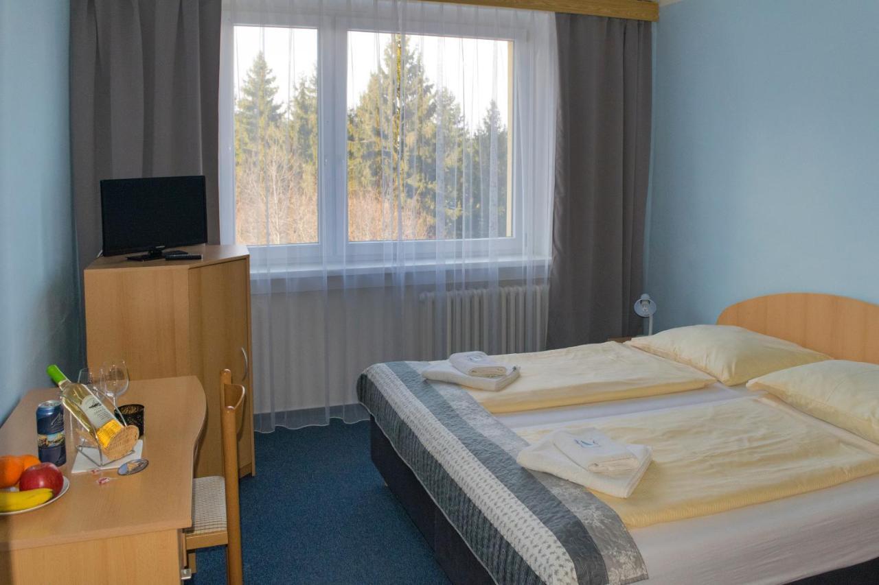 Horsky Hotel Jelenovska S Bazenem V Cene Валашске-Клобоуки Экстерьер фото